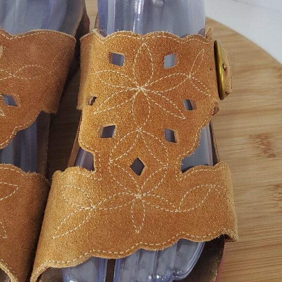 Think! Women's Suede Floral Embroidered Cut Out Slip On Sandal Camel Slides 40 - Picture 3 of 12